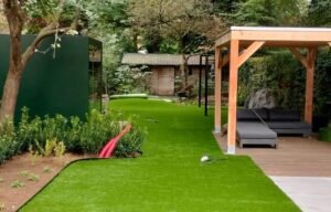 Fake Grass Ideas for Side Yards and Narrow Outdoor Spaces